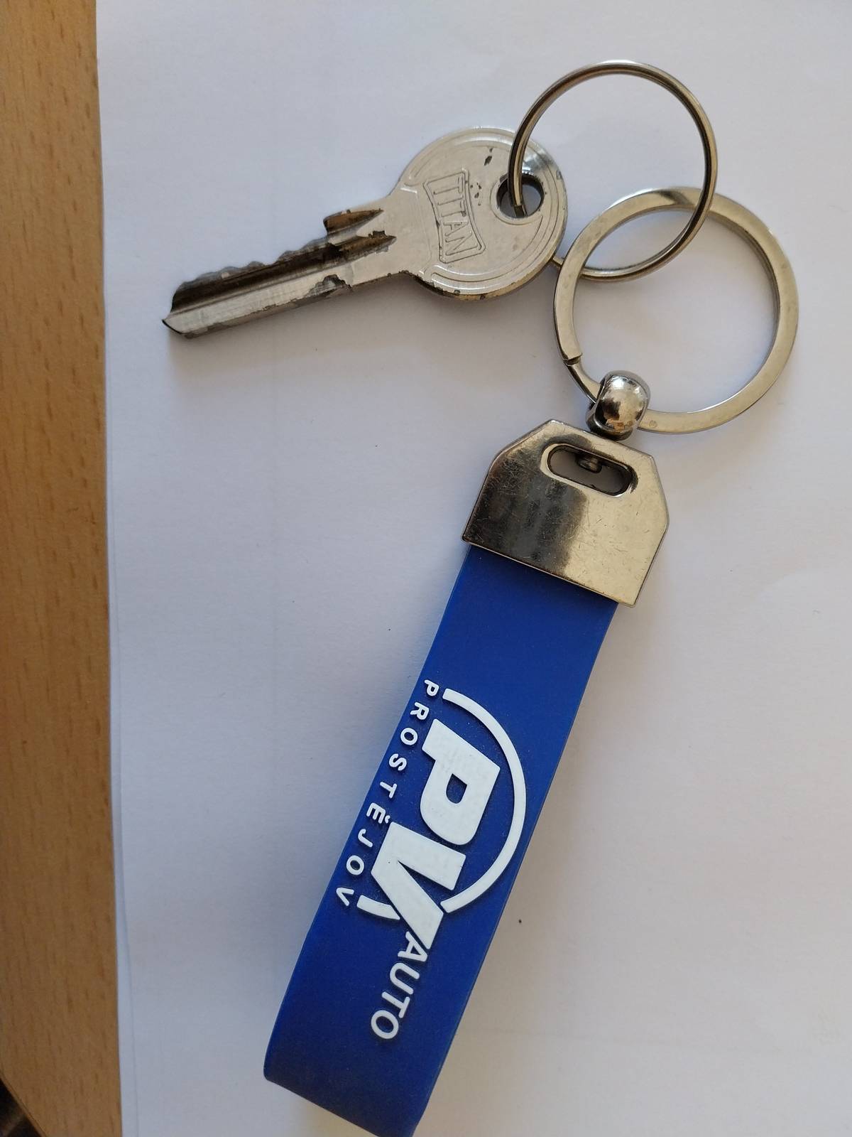 Dnes byl na vršku u nalezen klíček s modrou klíčenkou viz obrázek. Majitel si klíček může vyzvednou v obchodě