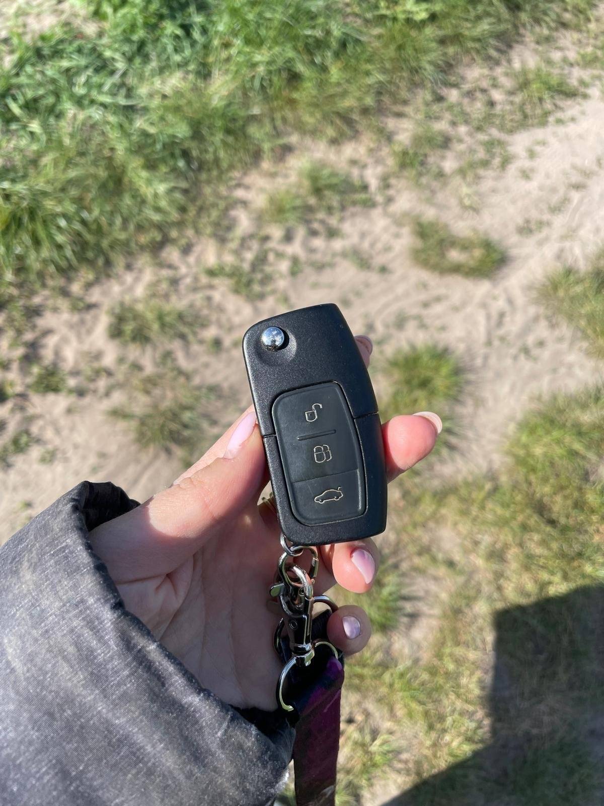 Včera byl nalezen klíč od vozidla Ford v Hrádku u č.p. 50. Volejte 777 580 200