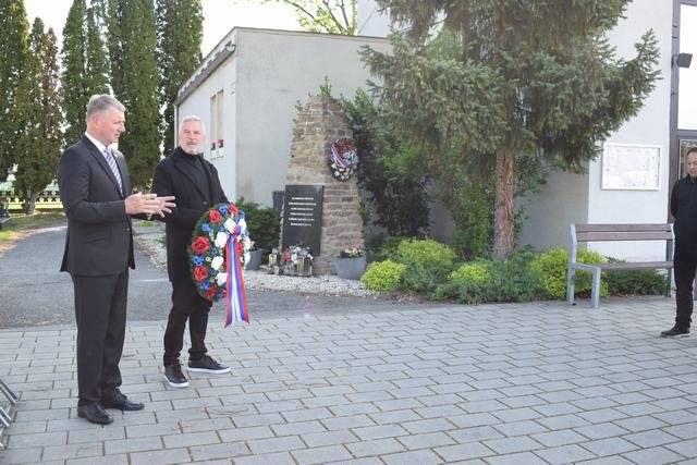 🕯 Nezabúdajme na minulosť, vážme si prítomnosť a verme v pokojnejšiu budúcnosť!