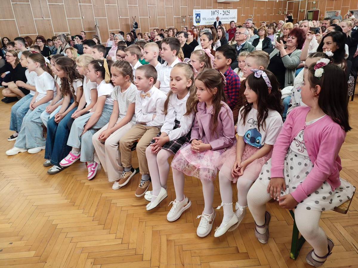 Nedeľa 11. mája patrila všetkým našim mamám. Starosta obce privítal všetky mamy kvietkom, žiaci prvého stupňa základnej školy si pripravili krásny program a zahrala skupina Duo Vivo piesne do tanca. Ďakujeme všetkým, ktorí sa podieľali na prípravách nedeľného popoludnia.