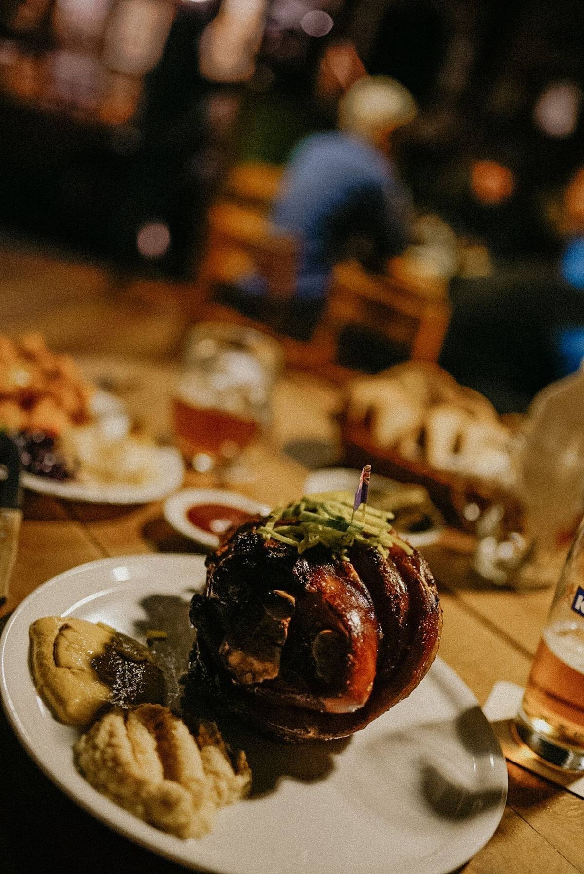 Mezi nejvyhlášenější speciality podniku patří pečené vepřové koleno s miskou kyselých okurek a hromadou křenu nebo třeba půlka pečeného kuřete s bramborovými plackami.