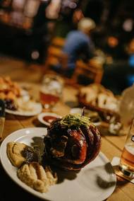 Mezi nejvyhlášenější speciality podniku patří pečené vepřové koleno s miskou kyselých okurek a hromadou křenu nebo třeba půlka pečeného kuřete s bramborovými plackami.