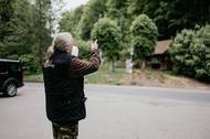 "Tyhle dvě lípy jsem musel koupit, aby je nepokáceli. Tak si to představte, že nejdřív za spoustu peněz zrekonstruují ta boží muka mezi nimi, jen aby pak ty lípy skáceli. Prý jestli je nechci na totem," odfrkne si Koza.