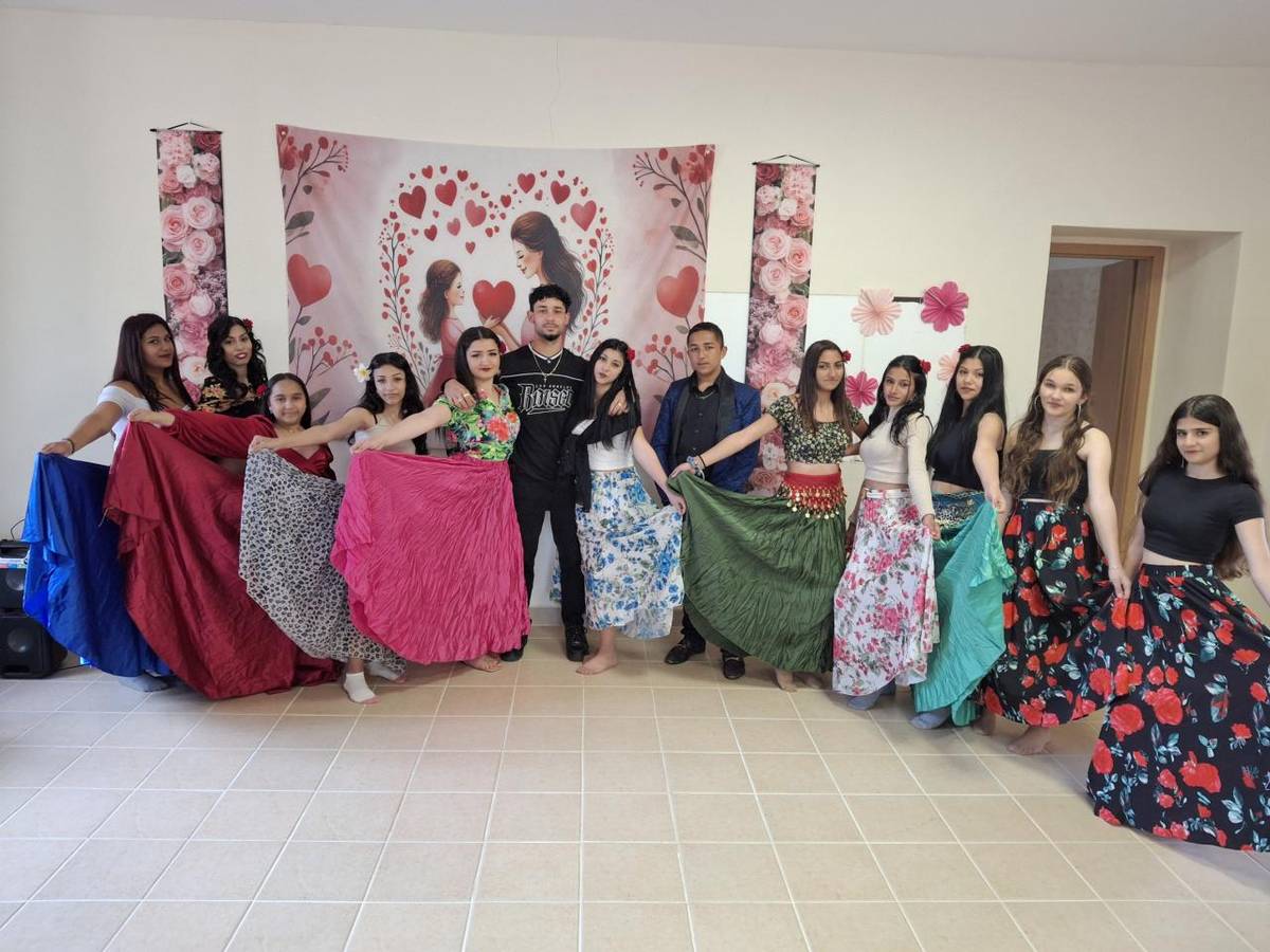 V Obecnom dome v Ružinej sme si pripomenuli Deň matiek. Vystúpili deti z MŠ, žiaci zo ZŠ a miestna rómska tanečná skupina Romano Rat - Cigánska krv.