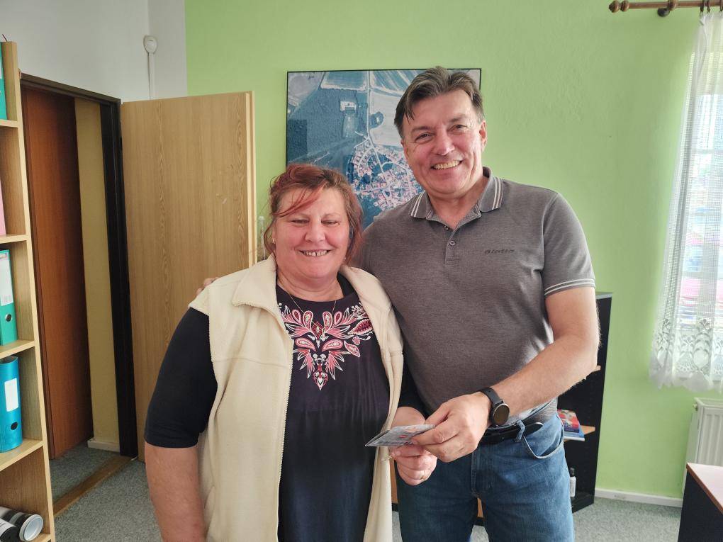 Vítězka paní Vávrová převzala poukázku jako odměnu za vítězství a bude obec reprezentovat v soutěži Pečeme, vaříme, smažíme v Pištíně 24.5.2025