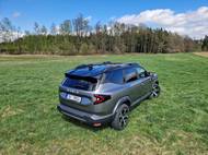 Pokud nepotřebujete hybrid a spokojíte se s relativně bohatou základní výbavou, pak startuje Bigster se 103kW tříválcovou dvanáctistovkou na 549 tisících korunách.