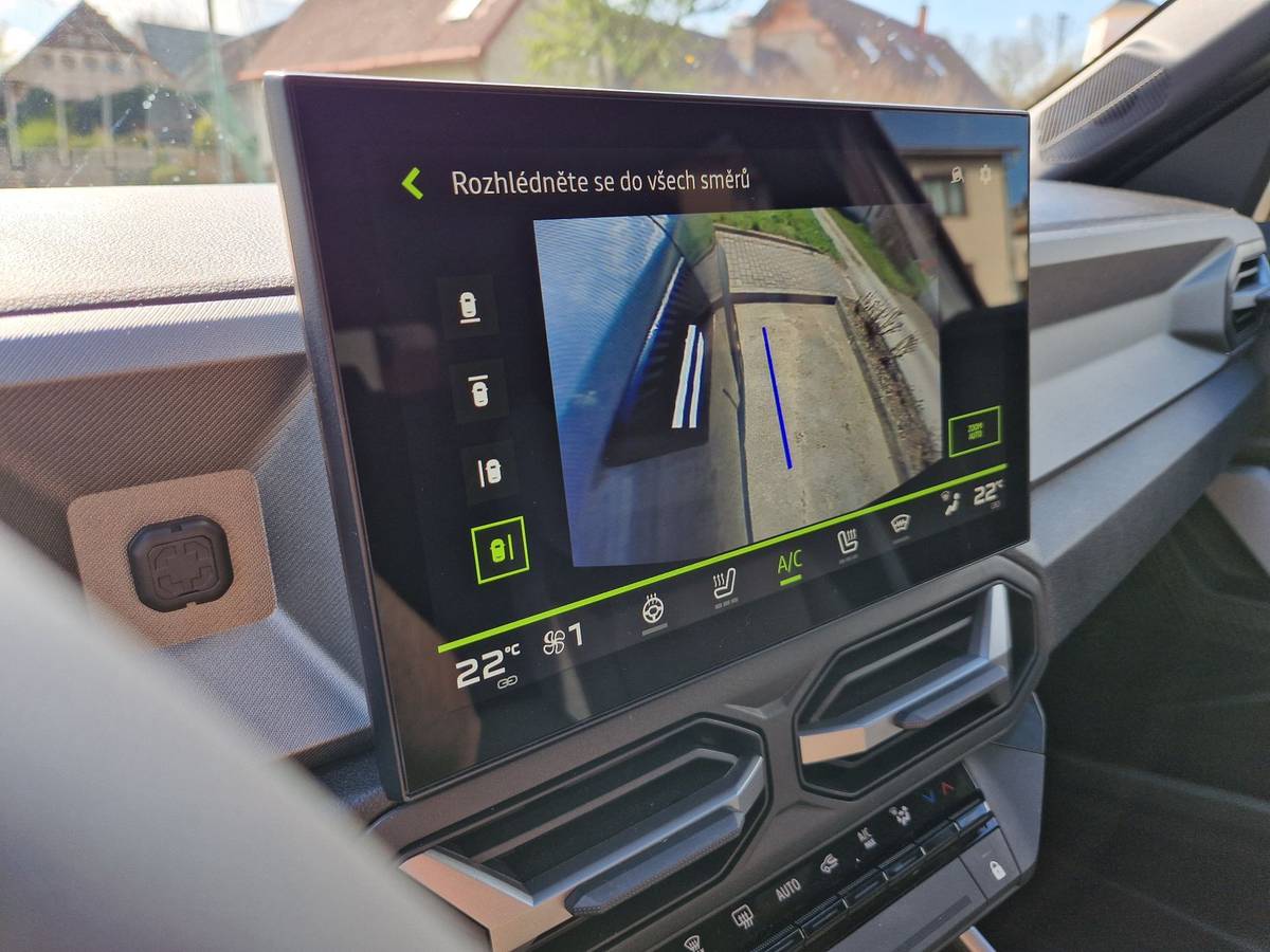 Rozlišení je lepší než u Dusteru, je ale škoda, že systém neumí vyrobit pohled z ptačí perspektivy.