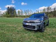 Designově vychází auto ze stylu Dusteru, nicméně oba modely bezpečně odlišíte. Bigster působí mohutněji.