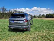 Hybridní pohon zaujme mimo jiné i nízkou spotřebou, po 1200 kilometrech na úrovni pěti litrů na 100 km. Papírově by si mělo SUV říct o 4,7 l/100 km.