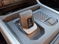 Volič automatu má pro Dacie klasický tvar. Parkovací brzdě chybí režim auto hold.