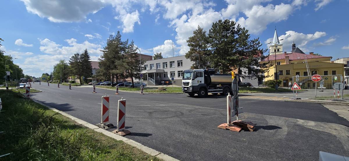ŘSD dokončuje opravu průtahu v úseku od okružní křižovatky U Panáčka po opravovaný most přes Rožnovskou Bečvu. Tento úsek bude zítra (úterý 13. května) pro veškerou dopravu uzavřen v čase od 8.00 do 14.00. Z toho důvodu nebude obsloužena ani zastávka MHD U Policie. Od středy 14. května bude úsek opět průjezdný. Osobní vozidla budou moci využít objížďku (nejedná se o oficiální objízdnou trasu) po historickém mostě v ulici Mostní, a to po dobu opravy mostu na průtahu městem.