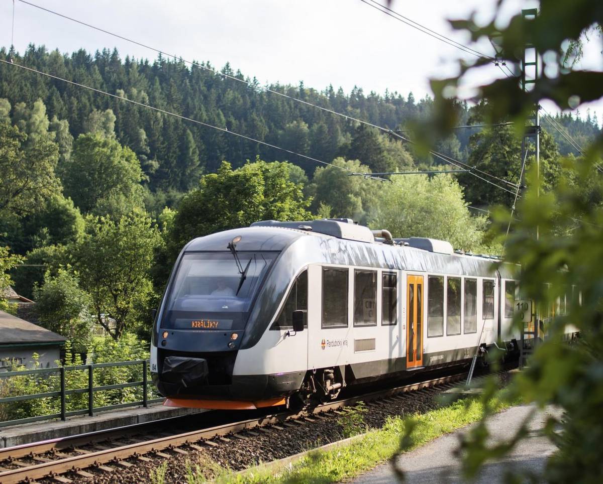 Pardubický kraj posiluje spojení, což je kvitováno jak cestujícími, tak zástupci místních samospráv. Dopravce LeoExpress, který pro kraj na trati 024 regionální železniční dopravu zajišťuje, vypraví nyní šest párů spojů na této trase.