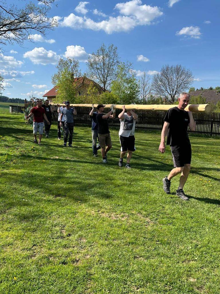 Fotky z letošního stavění Máje a pálení Čarodějnic