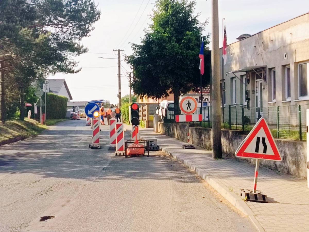 Jak jsme vás již informovali na webových stránkách obce, ve dnech 14.–15. května 2025 probíhá pokládka nového kabelového vedení NN v ulici Kojetická a přilehlých částech obce. 📍 Dotčené lokality:   ulice Kojetická (silnice III/2443)   ulice Krátká   ulice Polní   🔧 Důvod: Práce probíhají v této trase vzhledem k neumožnění připojení jiným technickým řešením. ⚠️ Upozorňujeme, že po dobu prací bude dočasně znemožněn přístup na přilehlý chodník. ⚡ S tím je spojena také plánovaná odstávka elektřiny dne 15. května 2025, o které jsme vás již rovněž informovali na stránkách obce. ℹ️ Další informace:   Může dojít k omezení hromadné dopravy   Přístup k nemovitostem bude zachován   Dočasné dopravní značení bude řádně vyznačeno a po skončení prací odstraněno     Děkujeme za pochopení a trpělivost. Karel Tomášek starosta obce