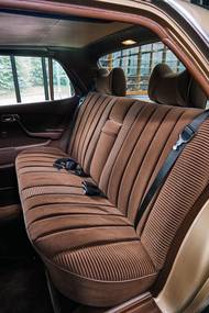 Na zadních sedadlech místo nescházelo. Vrcholný Mercedes S se vyráběl jen ve verzi Lang s karoserií prodlouženou o 100 milimetrů.