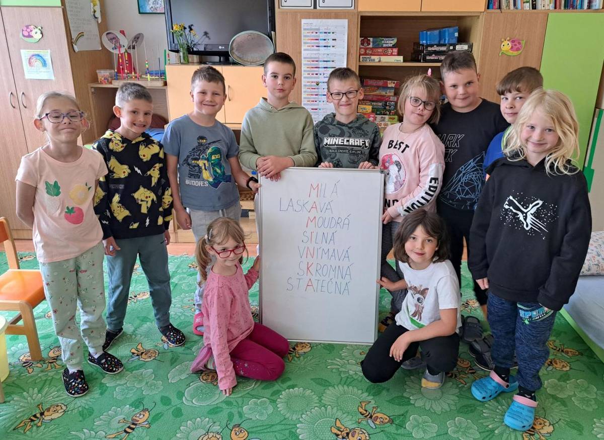 Děkuji ti maminko, že tě vedle sebe mám.  Pohladíš mě, pomůžeš mi, já ti za to pusu dám.    Pofoukáš každou bolístku, vyženeš paní nudu,  odstraníš ze snů bubáky, tobě radost dělat budu.