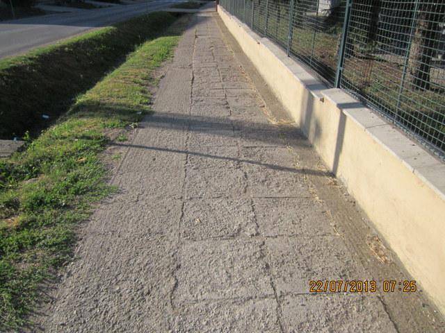 Rekonštrukcia chodníka pri škole (9/2013)