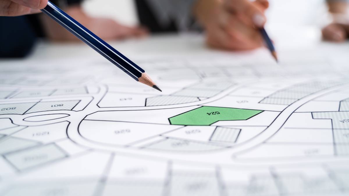 V souladu s § 38 odst. 1 písm. c) katastrálního zákona tímto informujeme o pohybu pověřených pracovníků katastrálního úřadu provádějících šetření skutečného stavu v terénu.  Revize souladu údajů katastru nemovitostí se skutečným stavem v terénu