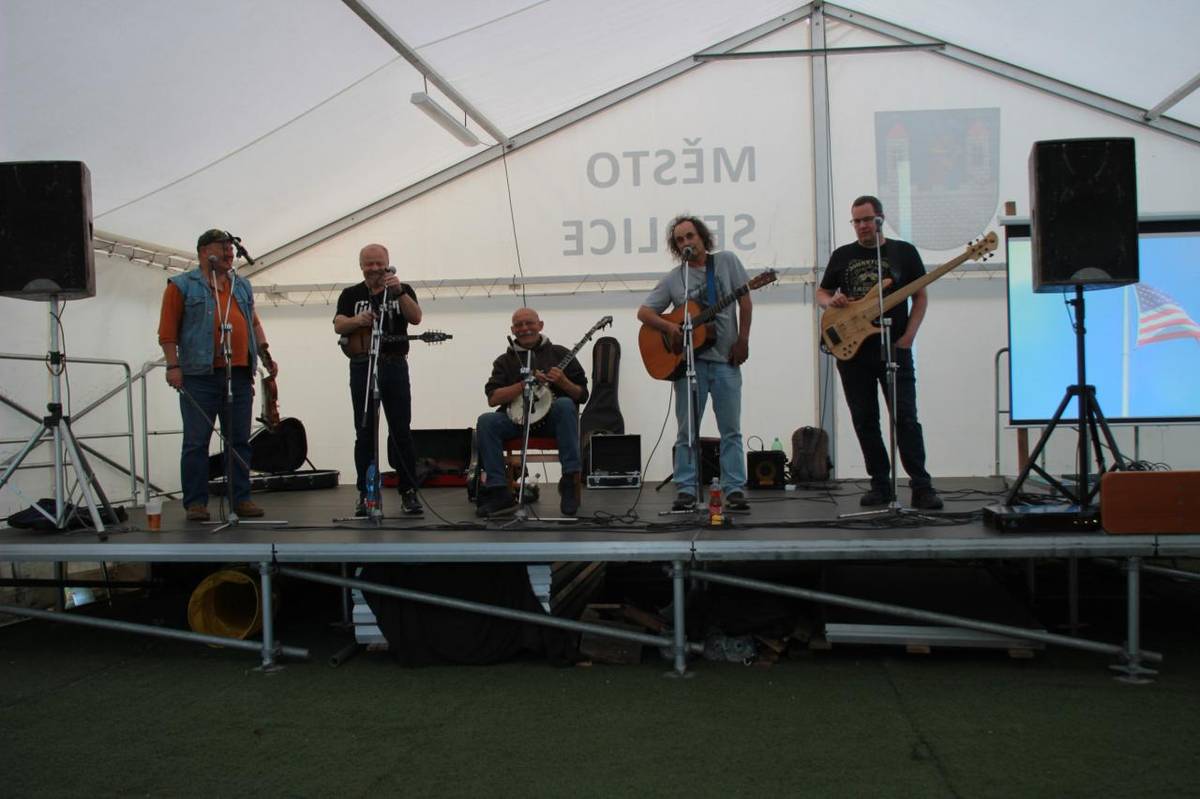 K poslechu i tanci hrála country kapela MHS.