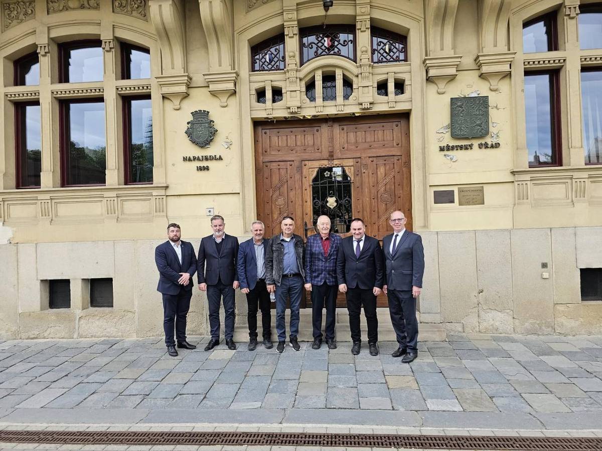 Dnes starostovia obcí Kľak a Ostrý Grúň, Ľuboš Haring a Ing. Ján Adamov spolu s poslancami obecného zastupiteľstva vycestovali na Moravu, aby vzdali hold, vďaku a úctu všetkým, ktorí padli pri oslobodzovaní Napajedel - družobného mesta obcí Kľak a Ostrý Grúň.