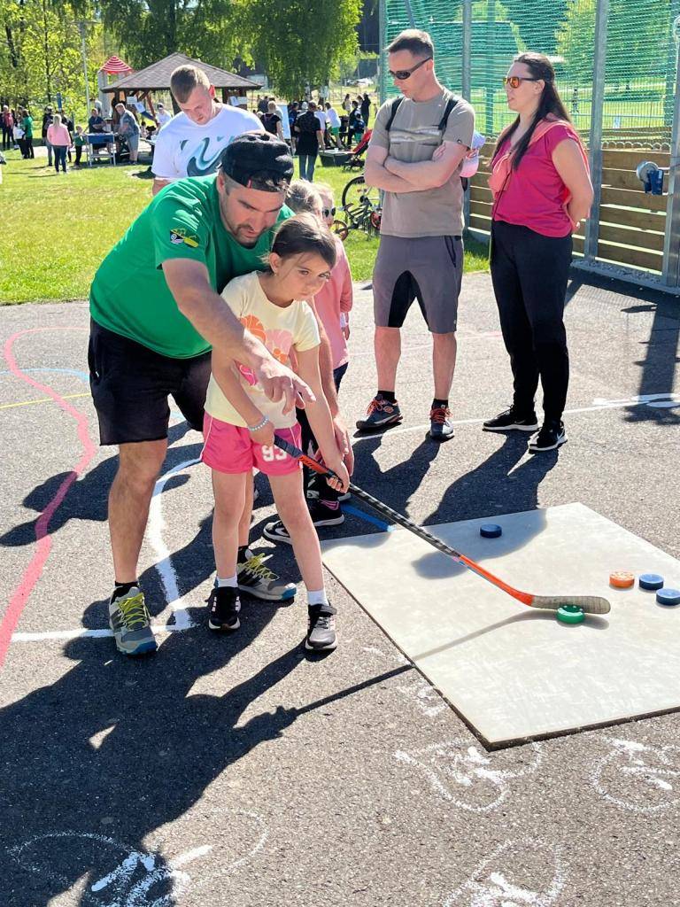Sportovního dne v Babylonu se účastnilo za pomoci TJ Sokol Babylon, spolku Dolez a finanční podpory obce Babylon 107 dětí, které se vyzkoušely fotbal, tenis, nohejbal, pink-ponk, lezení, šipky, opičí dráhu, hokej, petanque.