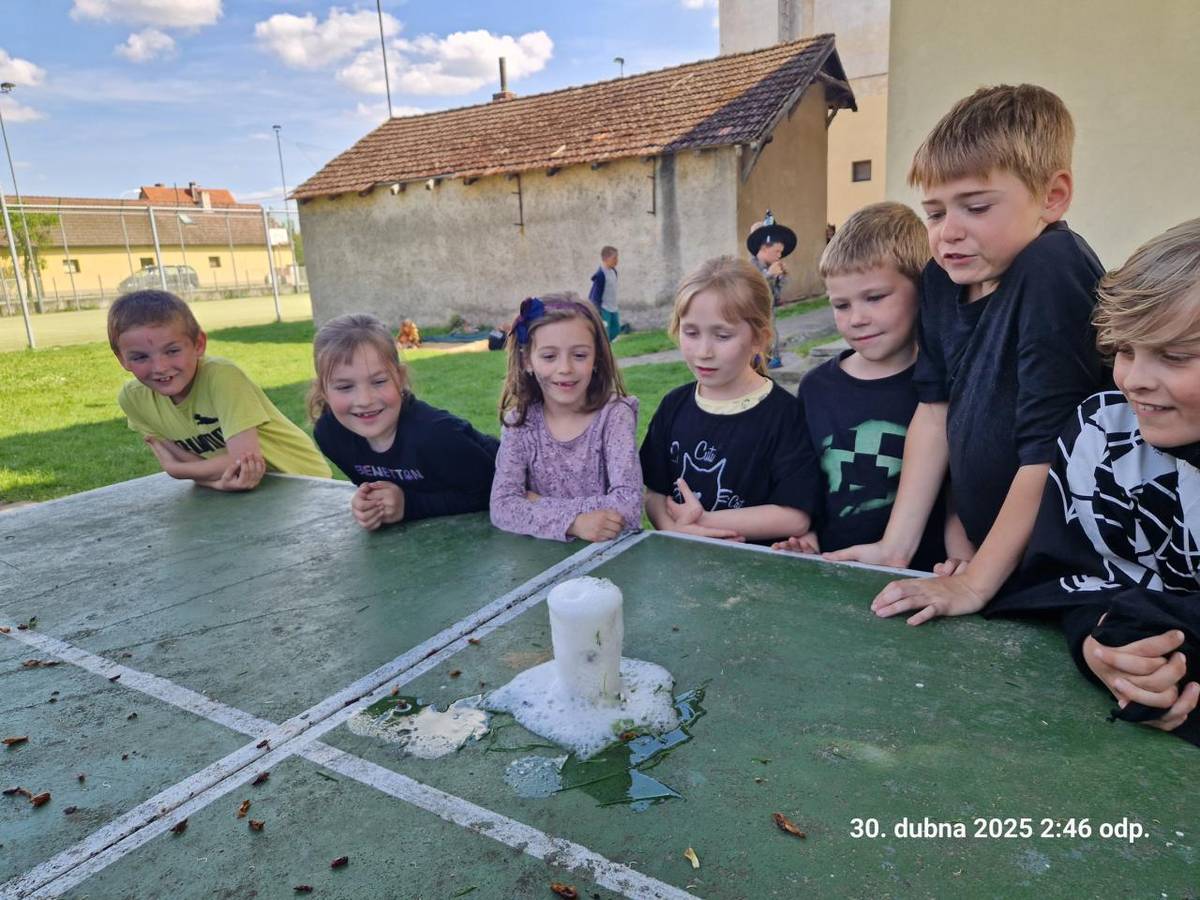 Náš elixir mládí měl veselý účinek a na závěr jsme si dozlatova opekli buřta.