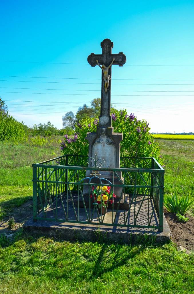 Dňa 15. septembra 2015 sa uskutočnilo na Piešťanskej ulici posvätenie obnoveného kríža. Potrebné finančné prostriedky boli získané prostredníctvom dobrovoľnej finančnej zbierky, ktorú schválilo Obecné zastupiteľstvo v Trebaticiach. Všetkým, ktorí prispeli, patrí naša vďaka.