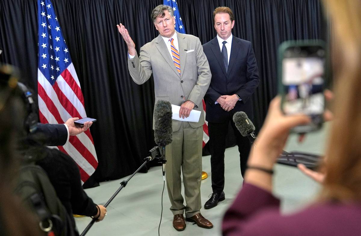 Zástupce ministra zahraničí USA Christopher Landau přivítal první skupinu 59 Afrikánců v hangáru na Dullesově letišti ve Washingtonu. Jejich cestu přirovnal k osudu svého otce, Žida z Rakouska, který ve 30. letech uprchl před nacismem nejprve do Jižní Ameriky a poté do USA.