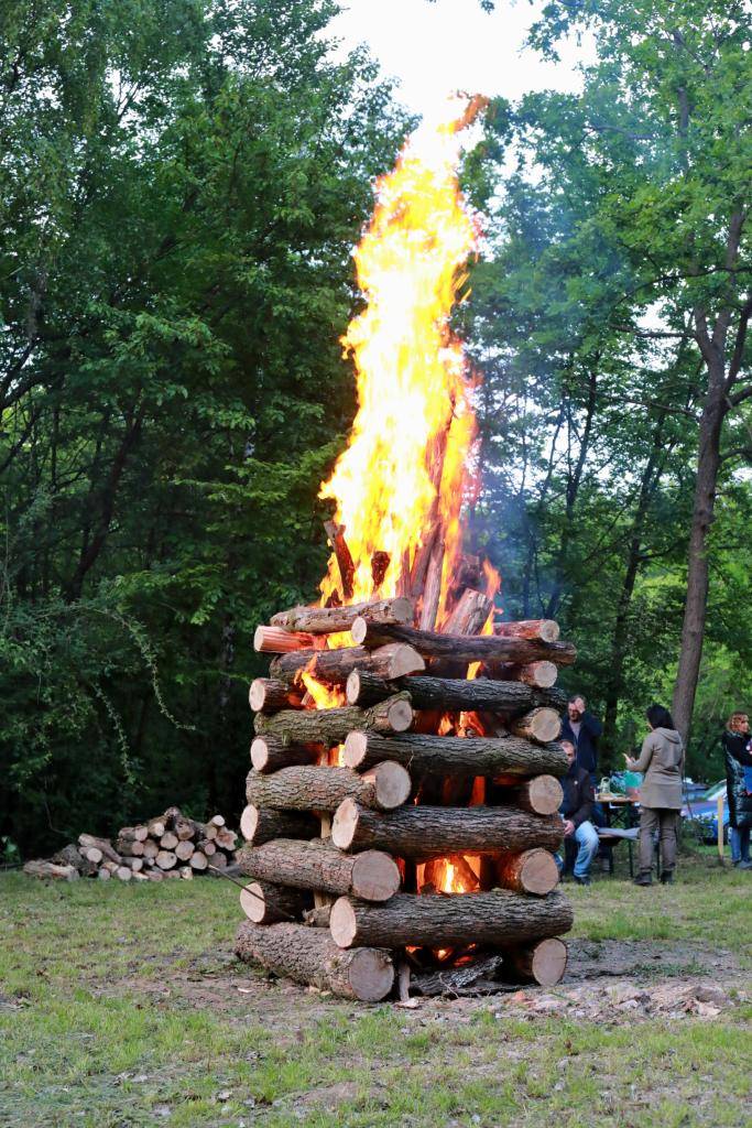 Podvečer 07.05.2025 sa stretli  občania obce Skároš ale aj širokého okolia v areáli prírodného amfiteátra, kde pri príležitosti 80. výročia ukončenia druhej svetovej vojny a víťazstva nad fašizmom bola slávnostné zapálená vatra.