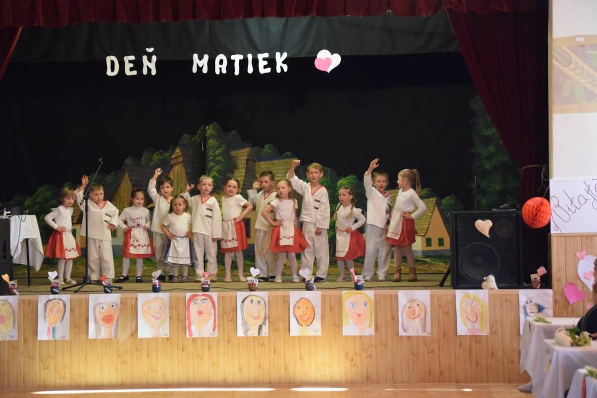 Tradične sme druhú májovú nedeľu strávili s našimi mamami a babkami... o milý kultúrny program sa postarali detičky z našej MŠ a učiteľský zbor ZUŠ D. Kardoša z Bánoviec nad Bebravou