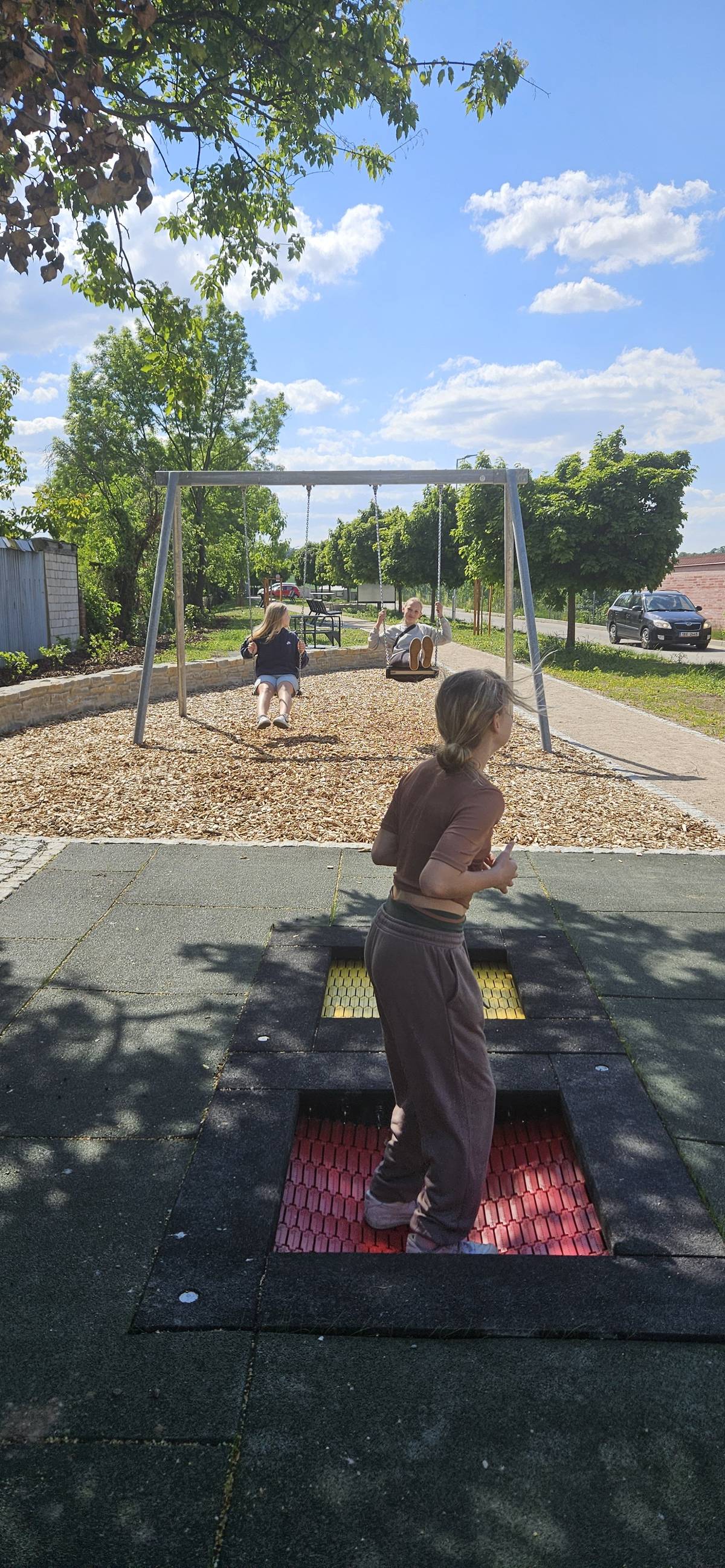 Vážení občané, informuje Vás o následujících skutečnostech: Zelená náves: 1. Parčík Zelená návsi byl převzat a oficiálně se může využívat. 2. Část stavby kolem márnice bude dokončena co nejdříve. 3. Od dnešního dne je puštěna voda na hřbitově z kohoutku u zadní brány.  Optický kabel:  1. Firma Cetin v tomto týdnu staví přivaděč k novému sloupu rozvodů u kapličky na Důbravě. Lokální výkopy na trase obec - Důbrava budou zasypány tento týden. 2. Cetin dnes získal stavební povolení ke stavbě optické sítě v obci. Práce budou zahájeny v 6/2025 a probíhat budou v části od Jednoty na dolní konec a kolem kostela, budou trvat  několik měsíců.  Podrobnější informace rozepíšu v uzavřené skupině na  Facebooku obce.   Starostka