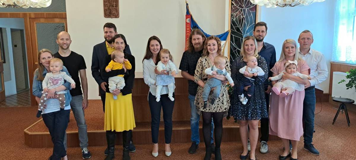 Dne 5. 5. 2025 jsme v obřadní síni Obecního úřadu slavnostně přivítali nejmladší občánky naší obce.    Foto: J. Kokoška