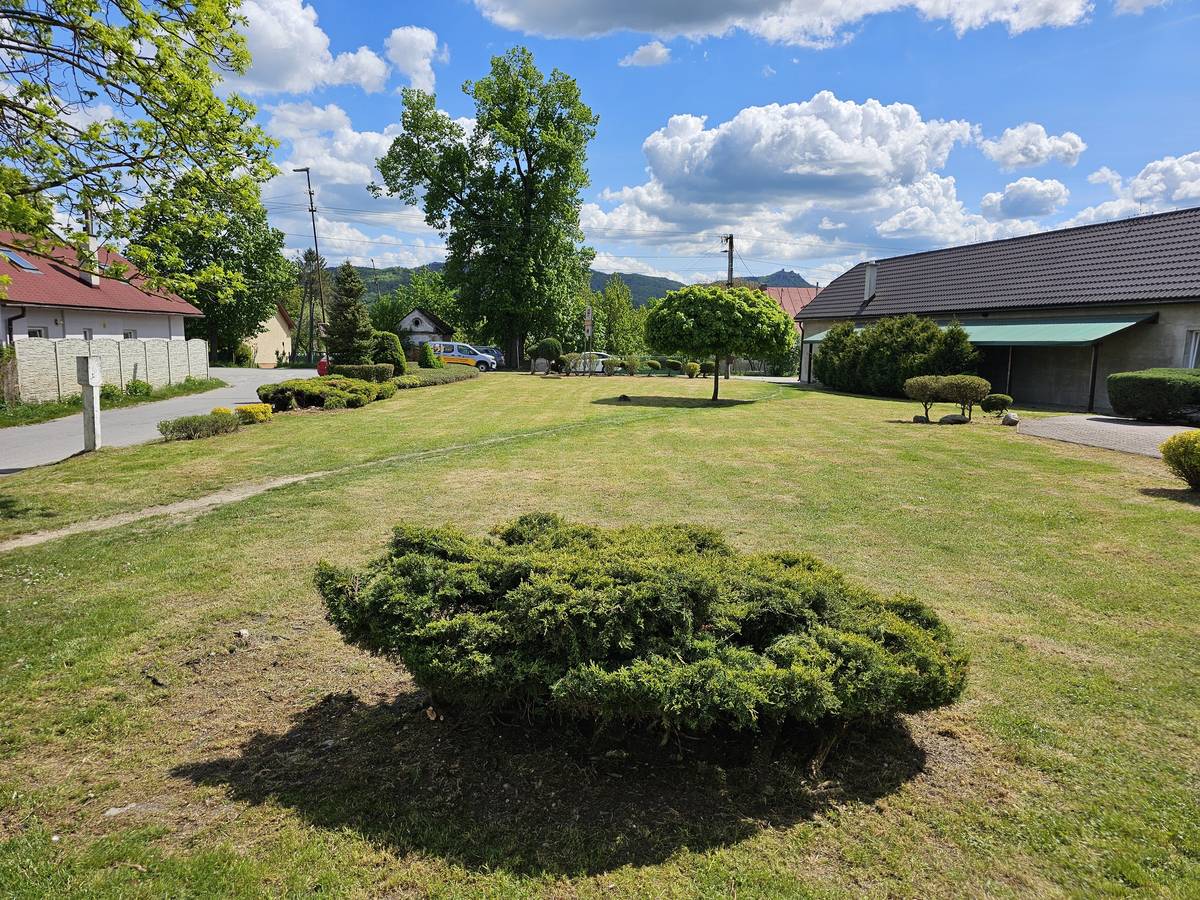 S príchodom jari a priaznivého počasia sme naplno rozbehli pravidelnú údržbu verejných priestranstiev. 🌞 Naše technické služby pracujú na čistení chodníkov, kosení trávnikov, orezávaní drevín, vysádzaní kvetov a celkovom zveľaďovaní mestských plôch. 🌺🌳 Údržba prebieha postupne po jednotlivých lokalitách, aby sme zabezpečili dôkladnú starostlivosť o každú časť mesta. Prosíme vás o trpezlivosť a ohľaduplnosť počas týchto prác. 💚