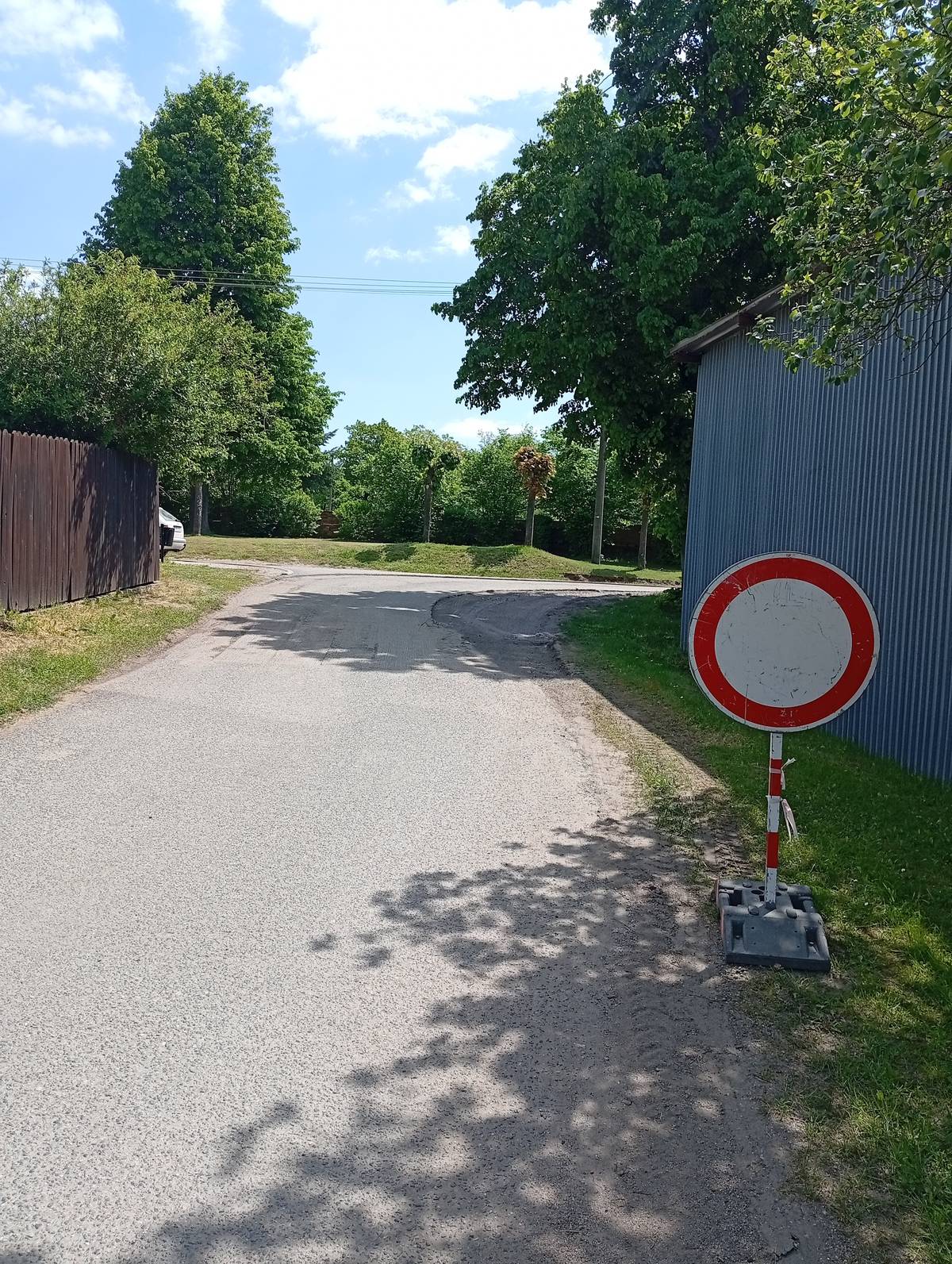 Oznamuje, že v době od 13.5.2025 do 16.5.2025 bude zcela uzavřena z důvodu opravy silnice od MŠ celou kaštanovou alejí. Z tohoto důvodu nebude moci ve výše uvedených dnech zajet i k MŠ! Vyzýváme všechny, aby tento zákaz respektovali!