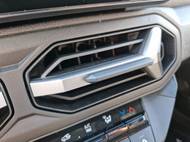 Tvar výdechů ventilace se snaží kopírovat světelný podpis ve tvaru písmene Y. Zdařilý designový prvek.
