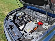 Pohled na kombinaci benzinové osmnáctistovky a elektromotoru, kterou nabízí hybridní verze Dacie Bigster. Je to první auto skupiny Renault, které novou techniku dostalo.