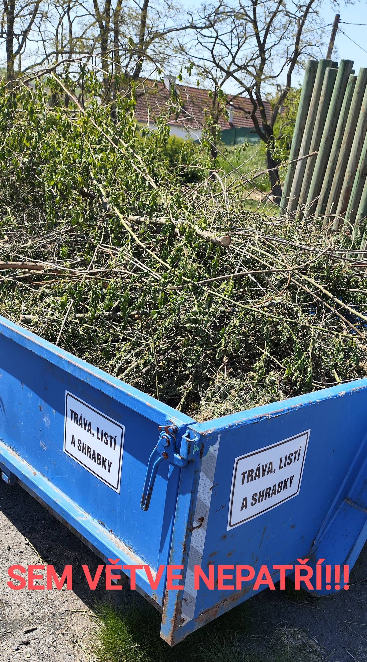 Vážení spoluobčané, při využívání velkoobjemových kontejnerů na bioodpad sledujte a dodržujte jejich označení: TRÁVA, LISTÍ, SHRABKY - sem se nevyhazují větve!!!!!! VĚTVE,KULATINY - sem patří pouze větve, kulatiny, včetně ostříhaných stromů či okrasných dřevin. Bohužel se nám pořád v označených kontejnerech nachází to, co tam nepatří!  Obci tím vznikají zbytečné náklady. V případě, že budete chtít přistavit kontejner na větší množství bioodpadu, kontaktujte zaměstnance obce na tel.č. 775 769 669. Starostka