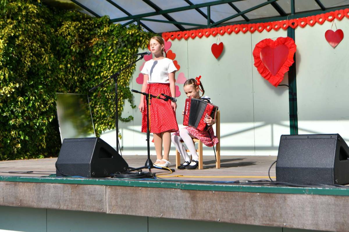Deti ZŠ a MŠ v Trebatiaich pripravili pod vedením svojich učiteliek pre mamičky a babičky pútavý program ku Dňu Matiek