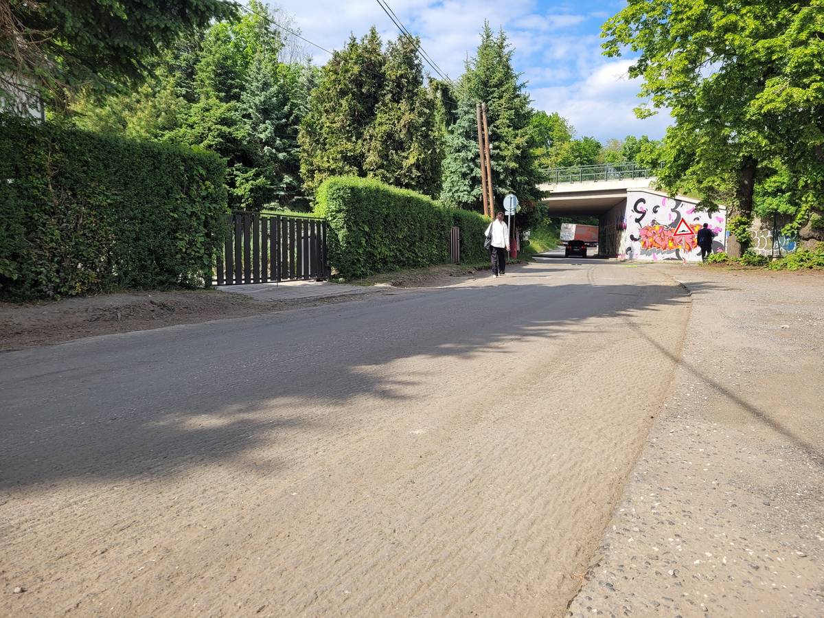 Vážení spoluobčané, upozorňujeme na jednodenní uzavírku ulice Koškova. Ulice podél tenisových kurtů a fotbalového stadionu bude úplně uzavřena v úterý 13. května 2025, a to v úseku od odbočky k firmě Crytur až k železničnímu viaduktu. V místě proběhne pokládka asfaltového povrchu v rámci investiční akce Libereckého kraje Cyklostezka Greenway Jizera, úsek Turnov - Svijany. Děkujeme za pochopení Vaše město Turnov