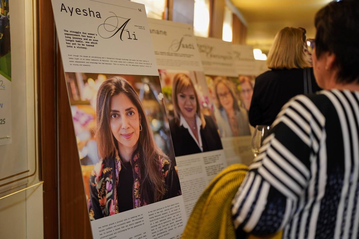 Kino Luna v Českém Krumlově se v úterý 6. května proměnilo v místo setkání kultur, inspirace a ženské síly. Slavnostní vernisáž výstavy H.E.r Story, která vzdává hold ženám působícím v diplomatických službách, zahájil za účasti početného publika starosta města Alexandr Nogrády, velvyslankyně Kosova Albesjana Iberhysaj-Kapitaj, velvyslankyně Bosny a Hercegoviny Martina Mlinarević a spoluzakladatelka Dámského klubu Český Krumlov Jitka Zikmundová.   „Každý z portrétů a příběhů na této výstavě je důkazem toho, že diplomacie není jen doménou mužů. Tyto ženy si zaslouží náš obdiv, protože vnášejí do světa mezinárodních vztahů lidskost, empatii a odvahu,“ uvedl starosta Alexandr Nogrády. „Dámský klub Český Krumlov podporuje ženy, aby byly „sebe-vědomé“ a dámy velvyslankyně nám svými příběhy ukázaly, že je to možné a pro společnost dobré. Máme velkou radost, že výstava i takto výjimečné ženy zavítaly právě do Českého Krumlova, splnil se nám sen i cíl našeho klubu,“ říká Jitka Zikmundová z Dámského klubu Český Krumlov, který výstavu uspořádal ve spolupráci s městem Český Krumlov. Pozvání na vernisáž přijaly, kromě již zmíněných, také velvyslankyně z Kanady Emily Ann McLaughlin a velvyslankyně Kolumbie Solangel Ortiz Mejia. Osobně sdílely útržky ze svých životů i pohled na to, co pro ně práce v diplomacii znamená. Následovala beseda s autorkami výstavy, která nabídla jedinečný vhled do zákulisí života žen, které reprezentují své země na nejvyšší úrovni. Výstava, která nese hravý název H.E.r Story – spojující zkratku pro oslovení velvyslankyně (H.E. – Her Excellency) se slovním spojením her story (její příběh) – představuje nejen profesní dráhu těchto žen, ale především jejich osobní motivace, hodnoty a životní cesty. „Nechtěla jsem, aby šlo jen o přehledné medailonky. Chtěla jsem jít hlouběji – ptát se, co je přivedlo k diplomacii, co je formovalo a kdo jim na jejich cestě nejvíc věřil,“ vysvětlila během besedy Martina Mlinarević, autorka textů výstavy a zároveň velvyslankyně Bosny a Hercegoviny v ČR. Portréty diplomatických osobností nafotil bývalý americký velvyslanec Bijan Sabet, který jim vtiskl elegantní styl, důstojnost i emoce. Výstavu H.E.r Story můžete v prostorách kina Luna navštívit do konce května. Srdečně zveme všechny, kteří se chtějí nechat inspirovat silnými ženskými příběhy z celého světa. O slavnostní atmosféru se postaral žesťový orchestr ZUŠ Český Krumlov pod vedením Veroniky Večeřové, který rozezněl sál houslovými melodiemi. Za podporu děkujeme také fotoklubu FotoKrumlov a Kino Kavárně Luna.