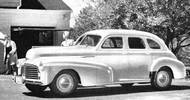 Chevrolet posledního civilního ročníku 1942 debutoval v obvyklém termínu na podzim 1941. Podobné sedany se dodávaly po konverzi do vojenské podoby armádě