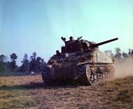 Dramatický barevný záběr jedné z četných variant středního tanku M4 Sherman. Tradicí americké armády bylo pojmenování bojových vozidel po zasloužilých osobnostech