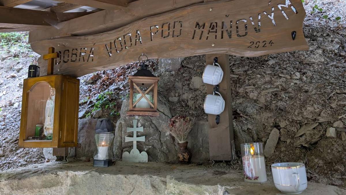 Naši spoluobčania a nadšenci obnovili studničku, ktorá bola 10. mája vysvätená za účasti milovníkov prírody a turistov.