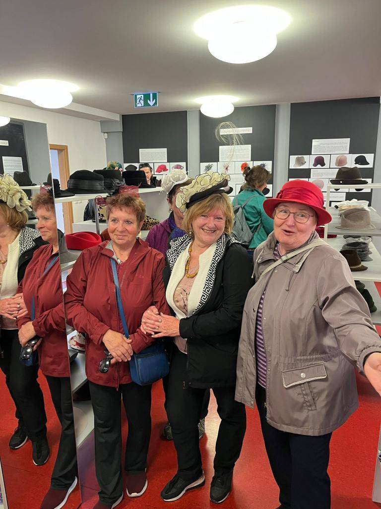 13.května se vydalo 46 zájemců na poznávací výlet do firmy TONAK v Novém Jičíně, Gobelínové manufaktury ve Valašském Meziříčí a Muzea řeznictví v Krásnu.   Dobrá nálada panovala už v autobusu.