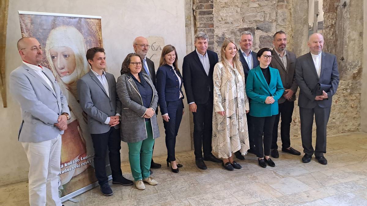 Pátá městská část se připojila k memorandu o spolupráci a šetrném turismu s cílem odklonit turisty z nejvytíženějších míst metropole. Dokument na Novoměstské radnici podepsal starosta Lukáš Herold, zástupci MČ Praha 1, 2 a 6 a spolku Svatá Ludmila u příležitosti představení nové poutní Stezky sv. Ludmily. Trasa o celkové délce 132 kilometrů protne i Prahu 5. „Na území městské části zavede stezka zájemce k jedné z nejvýznamnějších českých novorenesančních památek – ke kostelu sv. Václava na náměstí 14. října na Smíchově – a také ke kostelu Krista Spasitele na barrandovském sídlišti,“ přiblížil radní Štěpán Rattay. „Poutníci jsou lidé, kteří na cestě přemýšlejí nad životem, nad tím, jak dál. Proto se chodí na pouti. Věřím, že Stezka sv. Ludmily přispěje k tomu, že si budeme více uvědomovat křesťanské základy našeho státu a že třeba lidé také přijdou na nové cesty ve svých životech. To bych moc přál všem poutníkům,“ uvedl při podpisu memoranda starosta Herold. Více informací se dočtete v článku na webových stránkách Prahy 5.