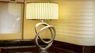 Detaily interiéru včetně stolní lampy jsou ve stylu art deco.