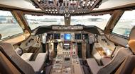 Boeing 747-8i má kokpit s moderní avionikou.