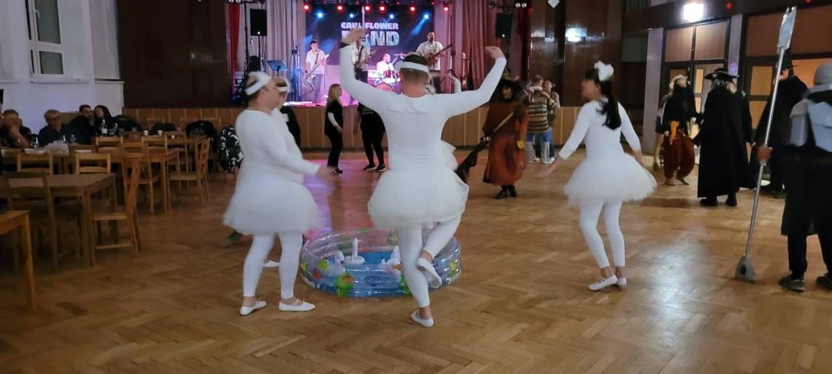 Letos poprvé byla Masopustní zábava bez průvodu masek po obci, proto jsme byli zvědaví na množství soutěžících masek na sále při taneční zábavě.