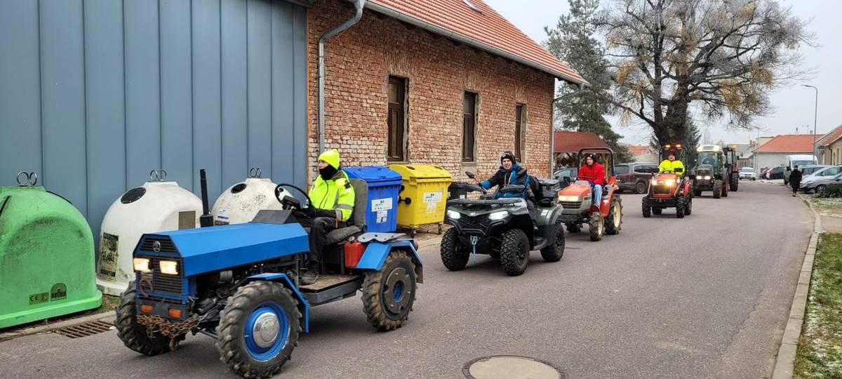 První akce roku, novoroční spanilí jízda traktorů a jiných vozítek Šatovem.
