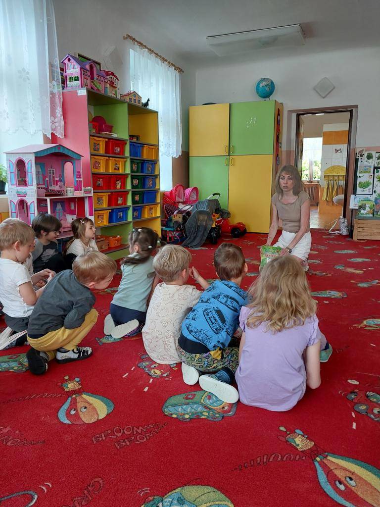 Ve středu 14. 5. 2025 nás navštívila spisovatelka Markéta Harasimová s pohádkou a divadlem O Kočičce Ťapičce. Děti měly možnost si zakoupit její knihu s věnováním.